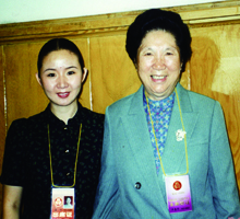 1998年，时任全国人大常委会副委员长、全国妇联名誉主席陈慕华接见秦和校长