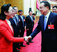 2019年，中共中央政治局常委、国务院总理李克强与秦和校长亲切握手交谈